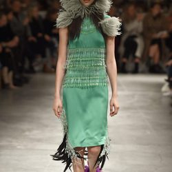 Vestido aguamarina de Prada otoño/invierno 2017/2018 en la Milán Fashion Week