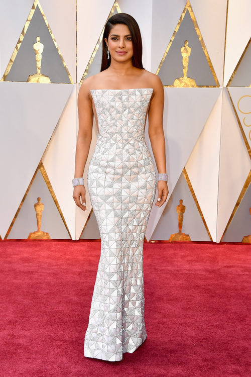 Priyanka Chopra vestida de Ralph & Ruso en los Premios Oscar 2017