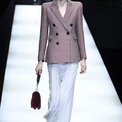 Chaqueta con hombreras de Giorgio Armani otoño/invierno 2017/2018 en la Milán Fashion Week