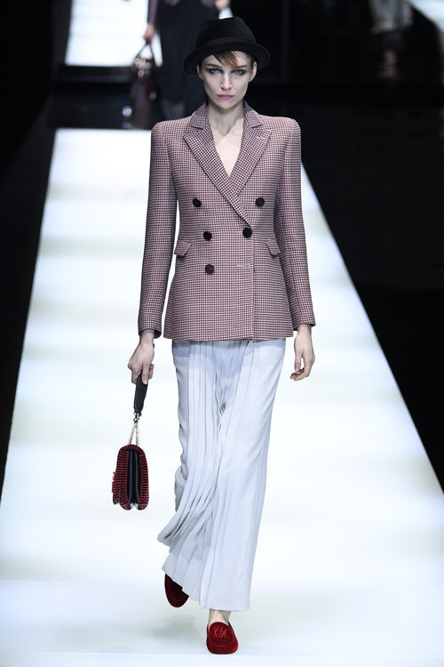 Chaqueta con hombreras de Giorgio Armani otoño/invierno 2017/2018 en la Milán Fashion Week