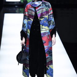Abrigo multicolor de Giorgio Armani otoño/invierno 2017/2018 en la Milán Fashion Week