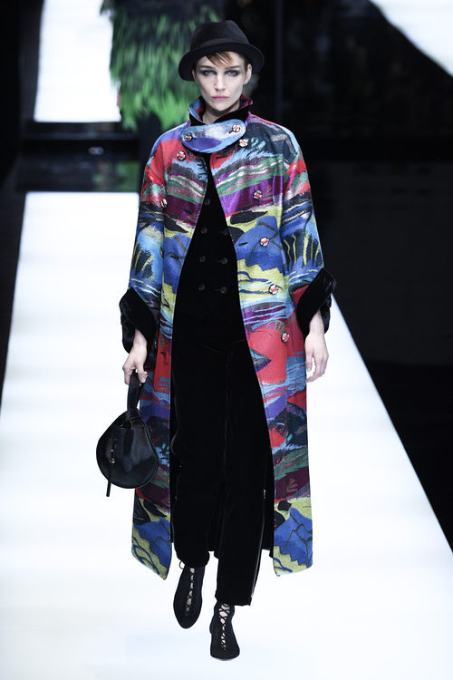 Abrigo multicolor de Giorgio Armani otoño/invierno 2017/2018 en la Milán Fashion Week