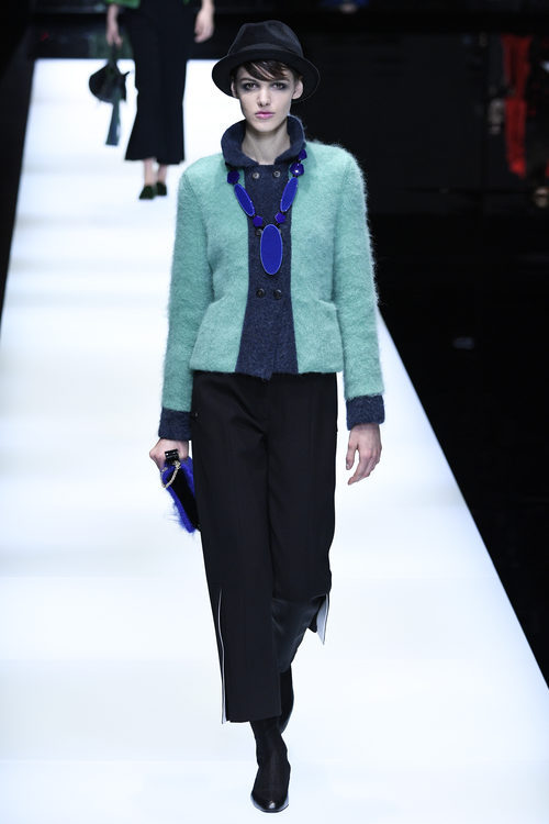 Chaqueta de color aguamarina de Giorgio Armani otoño/invierno 2017/2018 en la Milán Fashion Week