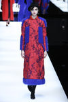 Abrigo rojo y azul de Giorgio Armani otoño/invierno 2017/2018 en la Milán Fashion Week