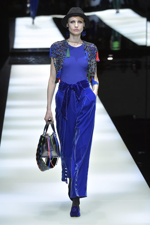 Pantalón de terciopelo de Giorgio Armani otoño/invierno 2017/2018 en la Milán Fashion Week