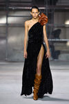 Vestido asimétrico de Saint Laurent otoño/invierno 2017/2018 en la París Fashion Week