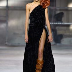 Vestido asimétrico de Saint Laurent otoño/invierno 2017/2018 en la París Fashion Week