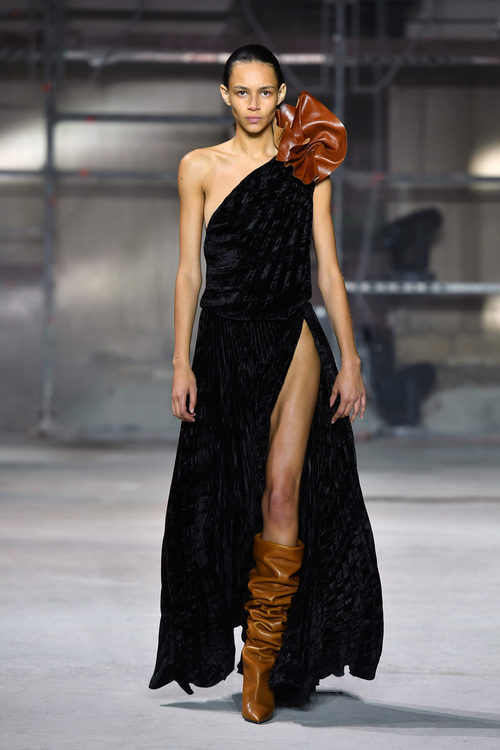 Vestido asimétrico de Saint Laurent otoño/invierno 2017/2018 en la París Fashion Week