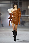 Vestido de cuero de Saint Laurent otoño/invierno 2017/2018 en la París Fashion Week