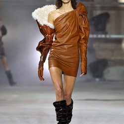 Vestido de cuero de Saint Laurent otoño/invierno 2017/2018 en la París Fashion Week