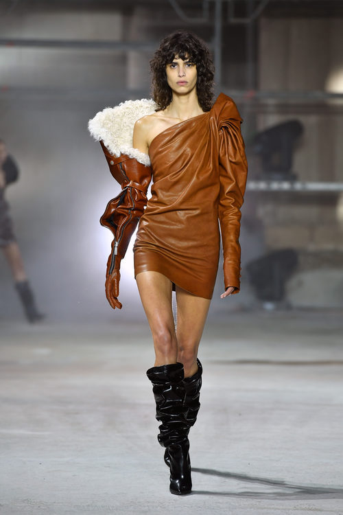 Vestido de cuero de Saint Laurent otoño/invierno 2017/2018 en la París Fashion Week