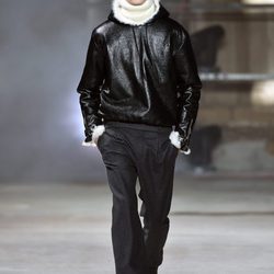 Chaqueta metalizada de Saint Laurent otoño/invierno 2017/2018 en la París Fashion Week