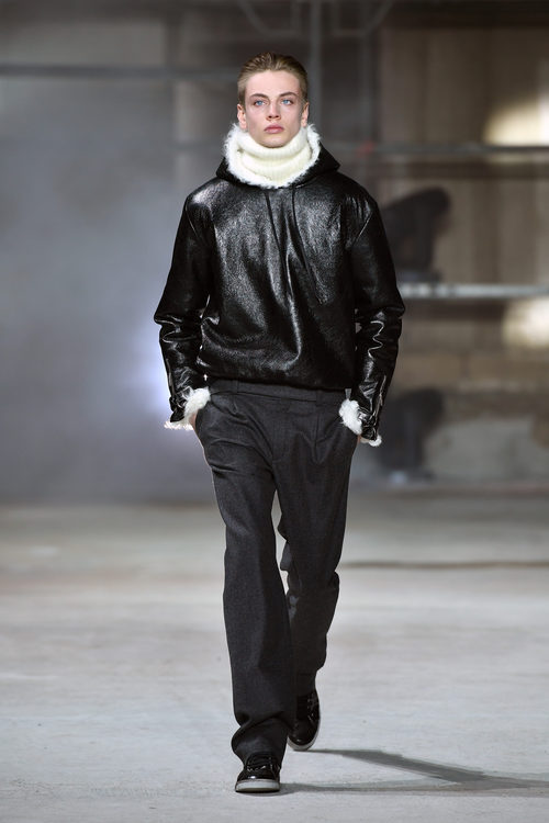 Chaqueta metalizada de Saint Laurent otoño/invierno 2017/2018 en la París Fashion Week