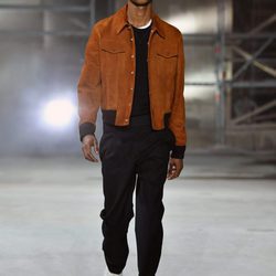 Chaqueta marrón de Saint Laurent otoño/invierno 2017/2018 en la París Fashion Week