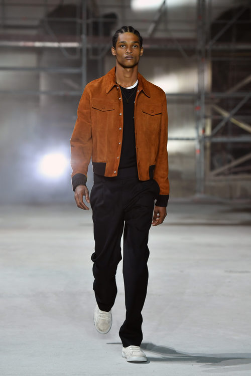 Chaqueta marrón de Saint Laurent otoño/invierno 2017/2018 en la París Fashion Week
