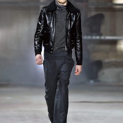 Chaqueta estilo aviador de Saint Laurent otoño/invierno 2017/2018 en la París Fashion Week