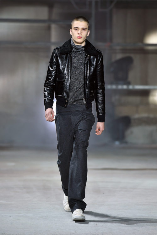 Chaqueta estilo aviador de Saint Laurent otoño/invierno 2017/2018 en la París Fashion Week
