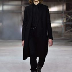 Total look black de Saint Laurent otoño/invierno 2017/2018 en la París Fashion Week