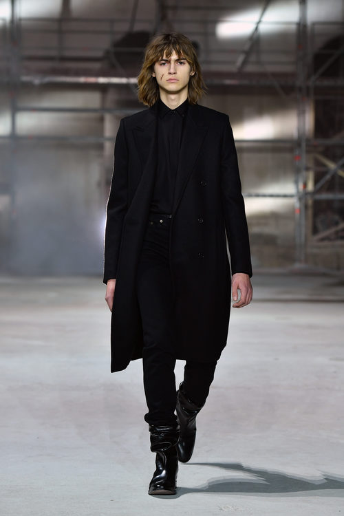 Total look black de Saint Laurent otoño/invierno 2017/2018 en la París Fashion Week