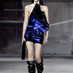 Vestido bicolor de Saint Laurent otoño/invierno 2017/2018 en la París Fashion Week