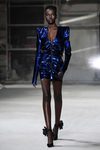 Vestido con hombreras de Saint Laurent otoño/invierno 2017/2018 en la París Fashion Week