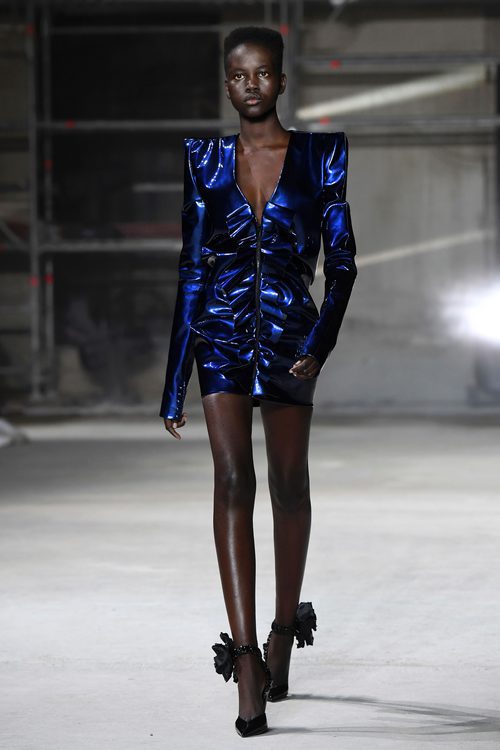 Vestido con hombreras de Saint Laurent otoño/invierno 2017/2018 en la París Fashion Week