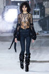 Camisa con transparencias de Saint Laurent otoño/invierno 2017/2018 en la París Fashion Week
