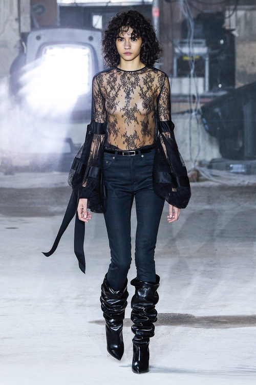 Camisa con transparencias de Saint Laurent otoño/invierno 2017/2018 en la París Fashion Week