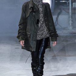 Chaqueta sahariana de Saint Laurent otoño/invierno 2017/2018 en la París Fashion Week