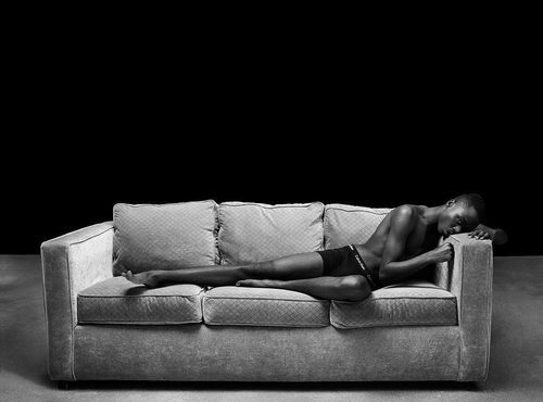 Ashton Sanders posando para Calvin Klein campaña primavera/verano 2017