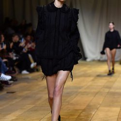 Gigi Hadid en el desfile de H&M Studio primavera/verano 2017 en la Paris Fashion Week