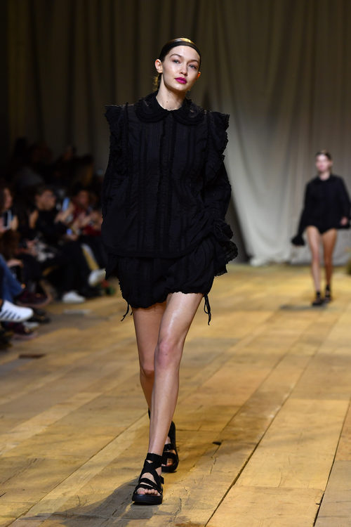 Gigi Hadid en el desfile de H&M Studio primavera/verano 2017 en la Paris Fashion Week