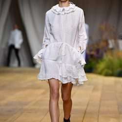 Vestido blanco con volantes de H&M Studio primavera/verano 2017 en la Paris Fashion Week