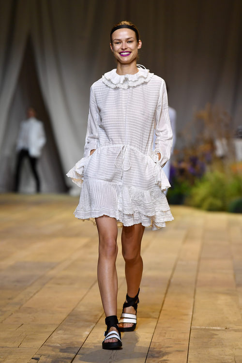Vestido blanco con volantes de H&M Studio primavera/verano 2017 en la Paris Fashion Week