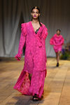 Vestido rosa fucsia de H&M Studio primavera/verano 2017 en la Paris Fashion Week