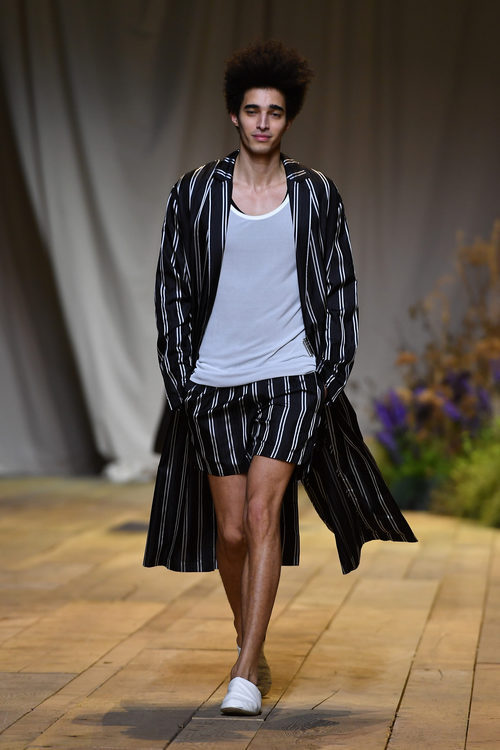Look de seda de H&M Studio primavera/verano 2017 en la Paris Fashion Week