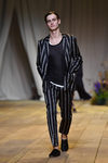 Traje de estampado de rayas de H&M Studio primavera/verano 2017 en la Paris Fashion Week