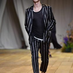 Traje de estampado de rayas de H&M Studio primavera/verano 2017 en la Paris Fashion Week
