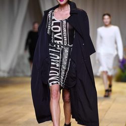 Vestido estampado con la palabra 'Love' de H&M Studio primavera/verano 2017 en la Paris Fashion Week