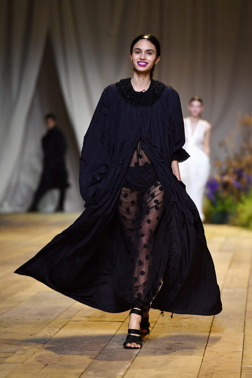 Vestido de transparencias de H&M Studio primavera/verano 2017 en la Paris Fashion Week