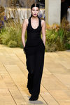 Bella Hadid con un vestido negro de H&M Studio primavera/verano 2017 en la Paris Fashion Week
