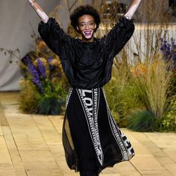 Winnie Harlow desfilando para H&M Studio primavera/verano 2017 en la Paris Fashion Week