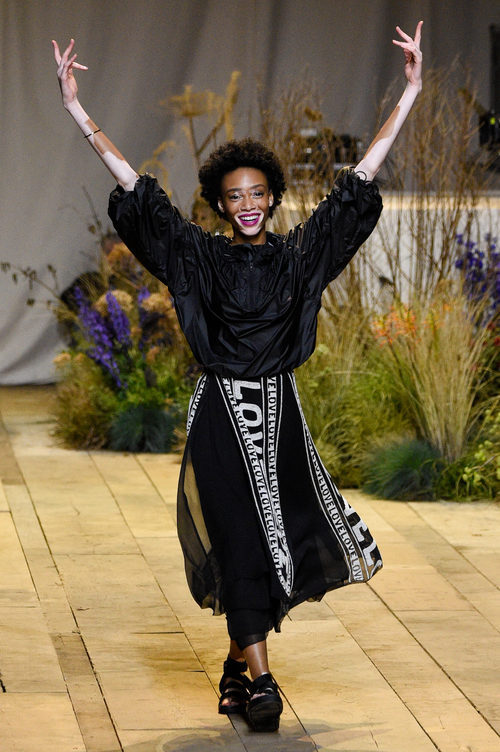 Winnie Harlow desfilando para H&M Studio primavera/verano 2017 en la Paris Fashion Week