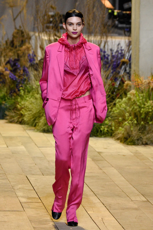 Camisa y pantalón rosa de H&M Studio primavera/verano 2017 en la Paris Fashion Week