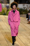 Gabardina rosa fucsia de H&M Studio primavera/verano 2017 en la Paris Fashion Week