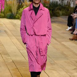 Gabardina rosa fucsia de H&M Studio primavera/verano 2017 en la Paris Fashion Week