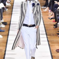 Abrigo de paño a rayas de Lanvin otoño/invierno 2017/2018 en la Paris Fashion Week