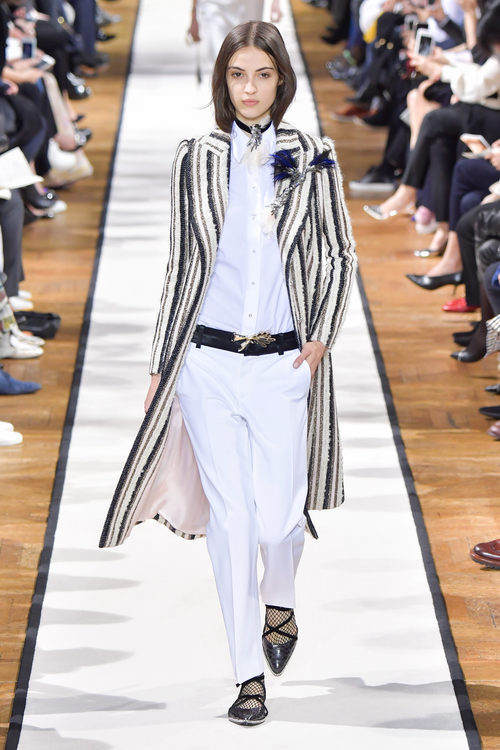Abrigo de paño a rayas de Lanvin otoño/invierno 2017/2018 en la Paris Fashion Week