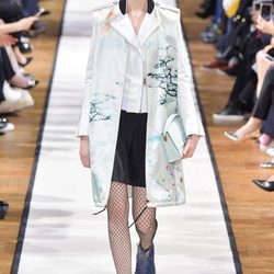 Abrigo azul estampado de Lanvin otoño/invierno 2017/2018 en la Paris Fashion Week