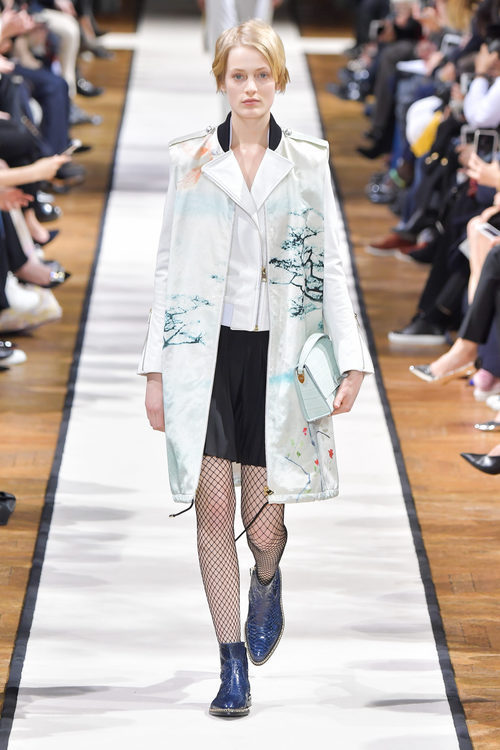 Abrigo azul estampado de Lanvin otoño/invierno 2017/2018 en la Paris Fashion Week